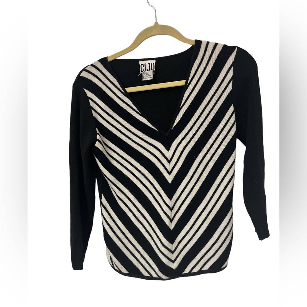 CLIO sweater size medium